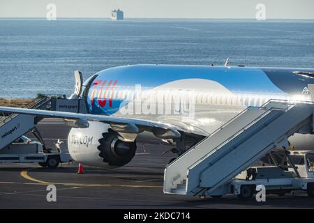 TUI Boeing 737 MAX, gesehen am Flughafen Heraklion auf der Insel Kreta mit einer Fähre im Hintergrund. Kreta ist ein beliebtes mediterranes Sommerziel für Tourismus und Urlaub. TUI war vor kurzem in den Nachrichten wegen Flugverspätungen, Störungen und Annullierungschaos, die hauptsächlich durch den Personalmangel verursacht wurden, der die Luftfahrtindustrie nach der Covid-19-Coronavirus-Pandemiekrise traf. Die TUI Group ist ein deutsches Freizeit-, Reise- und Tourismusunternehmen. TUI Airways verbindet Heraklion mit dem Vereinigten Königreich und Irland, Birmingham, Bournemouth, Bristol, Cardiff, Doncaster/Sheffield, East Midlands, Ex Stockfoto