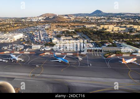 Luftaufnahme des Flughafens Heraklion mit einer MENGE Flugzeuge von Polish Airlines, einem easyJet Airbus und einer TUI Boeing 737-800, die auf dem Asphalt geparkt sind. Flugzeuge der TUI Boeing 737 MAX, gesehen am Flughafen Heraklion auf Kreta. Kreta ist ein beliebtes mediterranes Sommerziel für Tourismus und Urlaub. TUI war vor kurzem in den Nachrichten wegen Flugverspätungen, Störungen und Annullierungschaos, die hauptsächlich durch den Personalmangel verursacht wurden, der die Luftfahrtindustrie nach der Covid-19-Coronavirus-Pandemiekrise traf. Die TUI Group ist ein deutsches Freizeit-, Reise- und Tourismusunternehmen. TUI Airways verbindet Heraklion mit der U Stockfoto