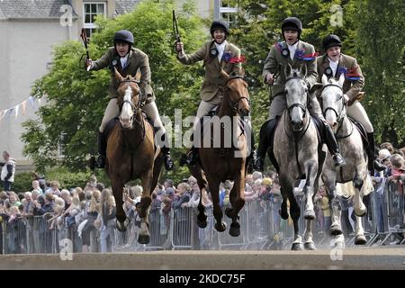 Selkirk, Großbritannien. 17.Jun.2022. Selkirk Common Riding 2022. Freitag. Die Royal Burgh-Begleiter des Standardträgers, Thomas Bell, Conall Fairbairn, Fraser Easson, Thomas Stanners galoppieren zurück zur Mautstelle, während der Burgh Standard in der Brise fliegt und die Massen an ihnen vorbei jubelt. Selkirk erinnert und feiert seine Geschichte beim jährlichen Common Riding, wenn die Stadtgrenzen oder ‘„Märsche“ geritten werden. Den Höhepunkt des Tages bildet der Brauch- und Handwerksverein der Stadt, der auf dem alten Marktplatz von Selkirk seine Farben ausgibt. (Foto von Rob Gr Stockfoto