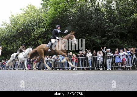 Selkirk, Großbritannien. 17.Jun.2022. Selkirk Common Riding 2022. Freitag. Reiter galoppieren an den Massen vorbei, die jubeln und winken, während sie zur Maut zurückkehren. Selkirk erinnert und feiert seine Geschichte beim jährlichen Common Riding, wenn die Stadtgrenzen oder ‘„Märsche“ geritten werden. Den Höhepunkt des Tages bildet der Brauch- und Handwerksverein der Stadt, der auf dem alten Marktplatz von Selkirk seine Farben ausgibt. (Foto von Rob Gray/NurPhoto) Stockfoto