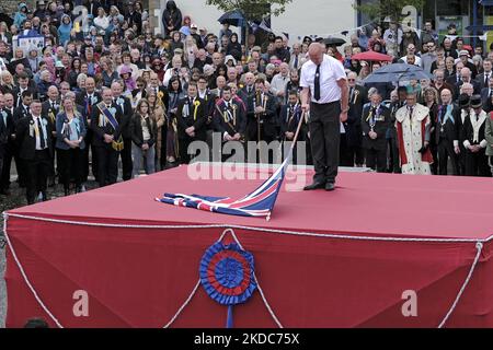 Selkirk Ex-Soldiers Association, Mr. William Mein, Casting of His Associations Flag (Standard), das während des Common Riding, einem der ältesten Borders Festivals der Stadt, am 17. Juni 2022 in Selkirk, Schottland, stattfindet. Das Ereignis aus der Schlacht von Flodden im Jahr 1513 erinnert an die Geschichte von Flodden, als Selkirk 80 Männer in den Kampf mit dem schottischen König schickte. Ein Mann kam zurück und trug eine blutbefleckte englische Flagge. Der Höhepunkt des Tages ist, dass die Standardträger der Stadt und die Standardträger der Handwerksbetriebe und Verbände ihre Farben auf Selkirks altem Marktplatz warfen. (Foto von Rob Gray/NurP Stockfoto