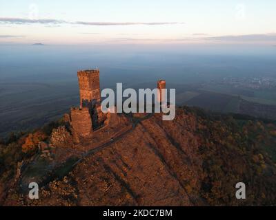 Eine Luftaufnahme der Burg Hazmburk auf dem hohen Hügel in der Tschechischen Republik unter Sonnenuntergang Stockfoto