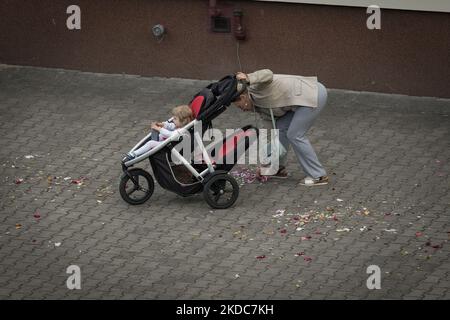 Eine Frau nimmt am Tag nach Fronleichnam in Warschau, Polen, am 17. Juni 2022 einen Blumensockel auf, den Kinder während einer Prozession werfen. (Foto von STR/NurPhoto) Stockfoto