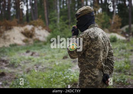 Kampftraining der Kämpfer der territorialen Verteidigung Bucha bei Kiew am 17. Juni 2022. Am 24. Februar 2022 drangen russische Truppen in das Gebiet ein und begannen einen Konflikt, der Zerstörung und eine humanitäre Krise provozierte. (Foto von Oleg Pereverzev/NurPhoto) Stockfoto