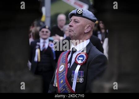 Selkirk, Großbritannien. 17.Jun.2022. Selkirk Common Riding 2022. Freitag. Selkirk Ex-Soldiers Association, Herr William Mein Zentrum mit Schärpe, am war Memorial, um einen Kranz zu legen. Selkirk erinnert und feiert seine Geschichte beim jährlichen Common Riding, das am zweiten Freitag nach dem ersten Montag im Juni stattfindet, wenn die Stadtgrenzen oder Märsche geritten werden. In der Regel in der Region von 300-400, Selkirk verfügt über eine der größten Kavalkade von Pferden und Reitern in Europa. (Foto von Rob Gray/NurPhoto) Stockfoto