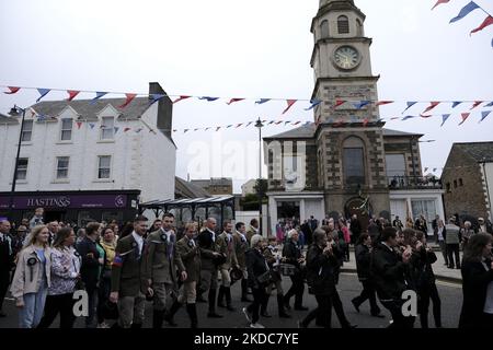 Selkirk, Großbritannien. 17.Jun.2022. Selkirk Common Riding 2022. Freitag. Adam Nichol, Selkirk Royal Burgh Standard Bearer, 2022, flankiert von seinen Begleitern, Thomas Bell, Conall Fairbairn, Fraser Easson, folgen Thomas Stanners der Flötenband in den Market Place. Selkirk erinnert und feiert seine Geschichte beim jährlichen Common Riding, das am zweiten Freitag nach dem ersten Montag im Juni stattfindet, wenn die Stadtgrenzen oder Märsche geritten werden. In der Regel in der Region von 300-400, Selkirk verfügt über eine der größten Kavalkade von Pferden und Reitern in Europa. (Foto von Rob Gray/NurPhoto) Stockfoto