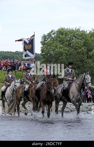 Selkirk, Großbritannien. 17.Jun.2022. Selkirk Common Riding 2022. Freitag. Adam Nichol, Selkirk Royal Burgh Standard Bearer, 2022, flankiert von seinen Begleitern Thomas Bell, Conall Fairbairn, Fraser Easson, Thomas Stanners, fahren sie auf der ersten Kreuzung den River Ettrick in Richtung „Safe out“, gefolgt von einer Pferdekavalkade mit über 260 Reitern. Selkirk erinnert und feiert seine Geschichte beim jährlichen Common Riding, das am zweiten Freitag nach dem ersten Montag im Juni stattfindet, wenn die Stadtgrenzen oder ‘Märsche’ geritten werden. In der Regel in der Region von 300-400, Selkirk verfügt über eine der größten Kavalkade von Pferden a Stockfoto