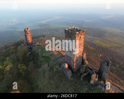 Eine Drohnenaufnahme des Schlosses Hazmburk auf dem hohen Hügel in der Tschechischen Republik unter Sonnenuntergang Stockfoto