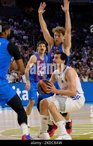 Sergio Llull von Real Madrid in Aktion während des dritten Spiels des Endesa-Ligafinales zwischen Real Madrid und dem FC Barcelona am 17. Juni 2022 im Wizink Center in Madrid, Spanien. (Foto von Oscar Gonzalez/NurPhoto) Stockfoto