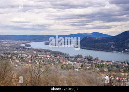 Die Donauknie (ungarisch: Dunakanyar) ist eine Kurve der Donau in Ungarn. Stockfoto