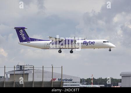 Flybe Bombardier DHC-8-400-Turboprop-Flugzeuge, wie sie am Flughafen Amsterdam Schiphol landen und vom Flughafen London Heathrow LHR ankommen. Das Flugzeug hat die Kennzeichen G-JECY. Flybe ist eine britische Fluggesellschaft mit Sitz am englischen Flughafen Birmingham und nutzt eine Flotte von De Havilland Canada Dash 8-Flugzeugen. Amsterdam, Niederlande am 1. Juni 2022 (Foto von Nicolas Economou/NurPhoto) Stockfoto