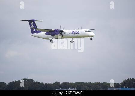 Flybe Bombardier DHC-8-400-Turboprop-Flugzeuge, wie sie am Flughafen Amsterdam Schiphol landen und vom Flughafen London Heathrow LHR ankommen. Das Flugzeug hat die Kennzeichen G-JECY. Flybe ist eine britische Fluggesellschaft mit Sitz am englischen Flughafen Birmingham und nutzt eine Flotte von De Havilland Canada Dash 8-Flugzeugen. Amsterdam, Niederlande am 1. Juni 2022 (Foto von Nicolas Economou/NurPhoto) Stockfoto