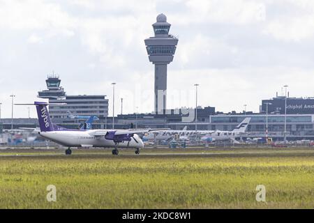 Flybe Bombardier DHC-8-400-Turboprop-Flugzeuge, wie sie am Flughafen Amsterdam Schiphol landen und vom Flughafen London Heathrow LHR ankommen. Das Flugzeug hat die Kennzeichen G-JECY. Flybe ist eine britische Fluggesellschaft mit Sitz am englischen Flughafen Birmingham und nutzt eine Flotte von De Havilland Canada Dash 8-Flugzeugen. Amsterdam, Niederlande am 1. Juni 2022 (Foto von Nicolas Economou/NurPhoto) Stockfoto