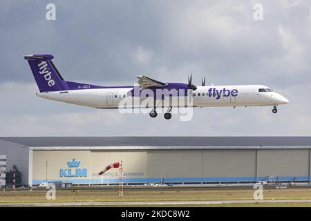 Flybe Bombardier DHC-8-400-Turboprop-Flugzeuge, wie sie am Flughafen Amsterdam Schiphol landen und vom Flughafen London Heathrow LHR ankommen. Das Flugzeug hat die Kennzeichen G-JECY. Flybe ist eine britische Fluggesellschaft mit Sitz am englischen Flughafen Birmingham und nutzt eine Flotte von De Havilland Canada Dash 8-Flugzeugen. Amsterdam, Niederlande am 1. Juni 2022 (Foto von Nicolas Economou/NurPhoto) Stockfoto