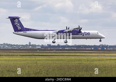 Flybe Bombardier DHC-8-400-Turboprop-Flugzeuge, wie sie am Flughafen Amsterdam Schiphol landen und vom Flughafen London Heathrow LHR ankommen. Das Flugzeug hat die Kennzeichen G-JECY. Flybe ist eine britische Fluggesellschaft mit Sitz am englischen Flughafen Birmingham und nutzt eine Flotte von De Havilland Canada Dash 8-Flugzeugen. Amsterdam, Niederlande am 1. Juni 2022 (Foto von Nicolas Economou/NurPhoto) Stockfoto