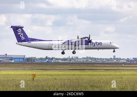 Flybe Bombardier DHC-8-400-Turboprop-Flugzeuge, wie sie am Flughafen Amsterdam Schiphol landen und vom Flughafen London Heathrow LHR ankommen. Das Flugzeug hat die Kennzeichen G-JECY. Flybe ist eine britische Fluggesellschaft mit Sitz am englischen Flughafen Birmingham und nutzt eine Flotte von De Havilland Canada Dash 8-Flugzeugen. Amsterdam, Niederlande am 1. Juni 2022 (Foto von Nicolas Economou/NurPhoto) Stockfoto