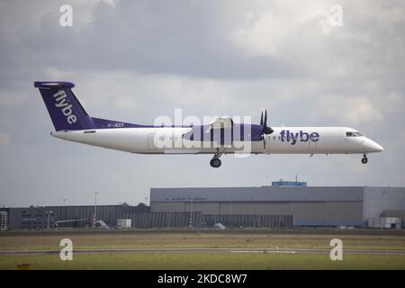 Flybe Bombardier DHC-8-400-Turboprop-Flugzeuge, wie sie am Flughafen Amsterdam Schiphol landen und vom Flughafen London Heathrow LHR ankommen. Das Flugzeug hat die Kennzeichen G-JECY. Flybe ist eine britische Fluggesellschaft mit Sitz am englischen Flughafen Birmingham und nutzt eine Flotte von De Havilland Canada Dash 8-Flugzeugen. Amsterdam, Niederlande am 1. Juni 2022 (Foto von Nicolas Economou/NurPhoto) Stockfoto