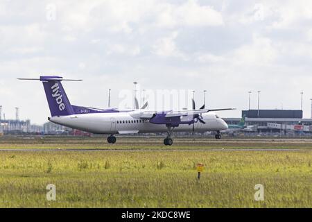 Flybe Bombardier DHC-8-400-Turboprop-Flugzeuge, wie sie am Flughafen Amsterdam Schiphol landen und vom Flughafen London Heathrow LHR ankommen. Das Flugzeug hat die Kennzeichen G-JECY. Flybe ist eine britische Fluggesellschaft mit Sitz am englischen Flughafen Birmingham und nutzt eine Flotte von De Havilland Canada Dash 8-Flugzeugen. Amsterdam, Niederlande am 1. Juni 2022 (Foto von Nicolas Economou/NurPhoto) Stockfoto