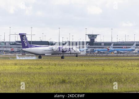 Flybe Bombardier DHC-8-400-Turboprop-Flugzeuge, wie sie am Flughafen Amsterdam Schiphol landen und vom Flughafen London Heathrow LHR ankommen. Das Flugzeug hat die Kennzeichen G-JECY. Flybe ist eine britische Fluggesellschaft mit Sitz am englischen Flughafen Birmingham und nutzt eine Flotte von De Havilland Canada Dash 8-Flugzeugen. Amsterdam, Niederlande am 1. Juni 2022 (Foto von Nicolas Economou/NurPhoto) Stockfoto