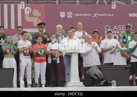 Im Zentrum stand Mauricio Sulaimán, Präsident des World Boxing Council, vor einer massiven Boxklasse auf der Zócalo Esplanade in Mexiko-Stadt, Das Ziel ist es, einen neuen Guinness-Weltrekord zu erreichen, indem es den 2017 in Russland gesetzten Rekord übertrifft, wobei 3.200 Personen 30 Minuten lang gleichzeitig an einem Kurs teilnahmen. (Foto von Gerardo Vieyra/NurPhoto) Stockfoto