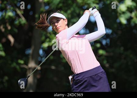 Cheyenne Knight aus Aledo, Texas, schaut Hits vom 4. T-Shirt mit ihrem Caddie während der ersten Runde des Meijer LPGA Classic Golfturniers im Blythefield Country Club in Belmont, MI, USA Donnerstag, 16. Juni 2022. (Foto von Amy Lemus/NurPhoto) Stockfoto