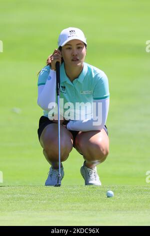 Xiyu Janet Lin aus Guangzhou, China, stellt ihren Putt auf dem 3. Green während der ersten Runde des Meijer LPGA Classic Golfturniers im Blythefield Country Club in Belmont, MI, USA, Donnerstag, 16. Juni 2022 auf. (Foto von Amy Lemus/NurPhoto) Stockfoto