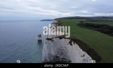 Faszinierende Drohnenansicht von Durdle Door, Kalksteinbogen, berühmter Sehenswürdigkeit an der Jurassic Coast von Dorset, Großbritannien Stockfoto