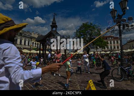 Kinder auf dem Marktplatz von Rzeszow spielen gerne mit Seifenblasen. Am Samstag, den 18. Juni 2022, in Rzeszow, Woiwodschaft Podkarpackie, Polen. (Foto von Artur Widak/NurPhoto) Stockfoto