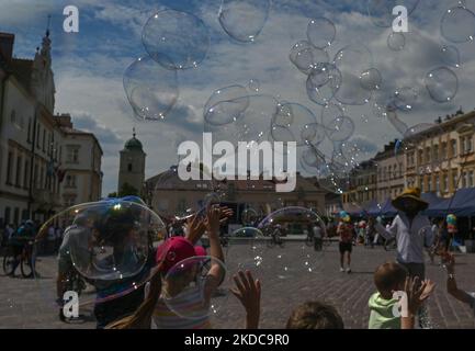 Kinder auf dem Marktplatz von Rzeszow spielen gerne mit Seifenblasen. Am Samstag, den 18. Juni 2022, in Rzeszow, Woiwodschaft Podkarpackie, Polen. (Foto von Artur Widak/NurPhoto) Stockfoto