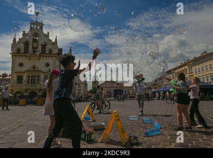 Kinder auf dem Marktplatz von Rzeszow spielen gerne mit Seifenblasen. Am Samstag, den 18. Juni 2022, in Rzeszow, Woiwodschaft Podkarpackie, Polen. (Foto von Artur Widak/NurPhoto) Stockfoto