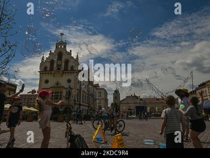 Kinder auf dem Marktplatz von Rzeszow spielen gerne mit Seifenblasen. Am Samstag, den 18. Juni 2022, in Rzeszow, Woiwodschaft Podkarpackie, Polen. (Foto von Artur Widak/NurPhoto) Stockfoto