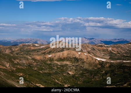 Dieses Foto bietet dem Betrachter eine ungehinderte Sicht vom Mt. Amor in den Rocky Mountains von Colorado. Von diesem Standpunkt aus kann man träumen und hoffen. Stockfoto