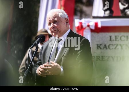 Jaroslaw Kaczynski, der Vorsitzende der Polnischen Partei für Recht und Gerechtigkeit (PiS), hält eine Rede während einer Zeremonie zur Enthüllung des Denkmals zum Gedenken an seinen verstorbenen Zwillingsbruder Lech Kaczynski. Tarnow, Polen am 18.. Juni 2022. Der polnische Präsident Lech Kaczynski und seine Frau Maria starben am 10. April 2010 beim Absturz des Flugzeugs TU-154 im russischen Smolensk. (Foto von Beata Zawrzel/NurPhoto) Stockfoto