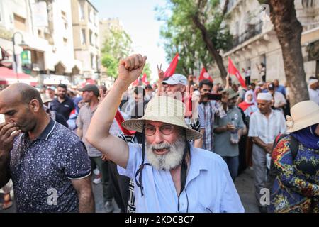 Ein älterer Demonstrator wirft die Faust, als er während eines protestmarsches der Nationalen Rettungsfront in Tunis, Tunesien, am 19. Juni, Slogans ruft. 2022, um den Boykott des Referendums über eine neue Verfassung zu fordern, das vom tunesischen Präsidenten Kais Saied angekündigt wurde und am 25. Juli stattfinden wird. Die Demonstranten protestierten auch gegen Kais Saied und die außergewöhnlichen Maßnahmen, die er seit Juli 2021 ergriff, und forderten den Sturz der so genannten Diktatur. (Foto von Chedly Ben Ibrahim/NurPhoto) Stockfoto