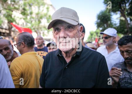 Ahmed Nejib Chebbi, der Leiter des politischen Komitees der Al-Amal Partei und der Führer der Nationalen Rettungsfront, posiert für Bilder, während er an einem protestmarsch der Nationalen Rettungsfront in Tunis, Tunesien, am 19. Juni, teilnimmt. 2022, um den Boykott des Referendums über eine neue Verfassung zu fordern, das vom tunesischen Präsidenten Kais Saied angekündigt wurde und am 25. Juli stattfinden wird. Die Demonstranten protestierten auch gegen Kais Saied und die außergewöhnlichen Maßnahmen, die er seit Juli 2021 ergriff, und forderten den Sturz der so genannten Diktatur. (Foto von Chedly Ben Ibrahim/NurPhoto) Stockfoto