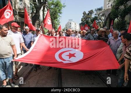 Demonstranten halten eine riesige Flagge Tunesiens während eines protestmarsches der Nationalen Rettungsfront in Tunis, Tunesien, am 19. Juni, 2022, um den Boykott des Referendums über eine neue Verfassung zu fordern, das vom tunesischen Präsidenten Kais Saied angekündigt wurde und am 25. Juli stattfinden wird. Die Demonstranten protestierten auch gegen Kais Saied und die außergewöhnlichen Maßnahmen, die er seit Juli 2021 ergriff, und forderten den Sturz der so genannten Diktatur. (Foto von Chedly Ben Ibrahim/NurPhoto) Stockfoto