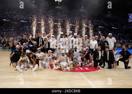 Spieler von Real Madrid feiert am 19. Juni 2022 im Wizink Center in Madrid, Spanien, den Sieg der Liga Endesa ACB zwischen Real Madrid und dem FC Barcelona. (Foto von Oscar Gonzalez/NurPhoto) Stockfoto