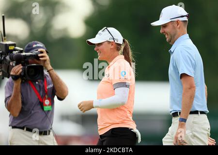 Jennifer Kupcho aus Westminster, Colorado, geht vom 18. Green, nachdem sie das Turnier in einem plötzlichen Todeskampf gewonnen hat, nachdem sie am Sonntag, den 19. Juni 2022, die Endrunde des Meijer LPGA Classic Golfturniers im Blythefield Country Club in Belmont, MI, USA, abgeschlossen hat. (Foto von Amy Lemus/NurPhoto) Stockfoto