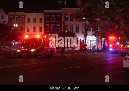 Trümmer und Einsatzfahrzeuge sind zu sehen, nachdem Menschen geflohen sind, als am Ende des Moechella-Konzerts in den Straßen 14. und U in Washington, D.C., am 19. Juni 2022 4 Menschen angeschossen wurden. Einer der Erschossenen war ein DC-Polizist und ein 15-jähriger Mann wurde bei der Schießerei getötet. (Foto von Bryan Olin Dozier/NurPhoto) Stockfoto