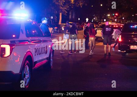 Die Polizei lenkt Fußgänger, nachdem am 19. Juni 2022 am Ende des Moechella-Konzerts in den Straßen 14. und U in Washington, D.C., 4 Personen angeschossen wurden. Einer der Erschossenen war ein DC-Polizist und ein 15-jähriger Mann wurde bei der Schießerei getötet. (Foto von Bryan Olin Dozier/NurPhoto) Stockfoto