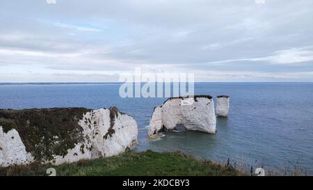 Faszinierende Drohnenansicht von Durdle Door, Kalksteinbogen, berühmter Sehenswürdigkeit an der Jurassic Coast von Dorset, Großbritannien Stockfoto