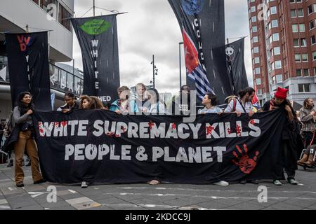 Klimademonstranten marschieren am 19. Juni 2022 durch die Stadt Rotterdam, Niederlande. (Foto von Oscar Brak/NurPhoto) Stockfoto