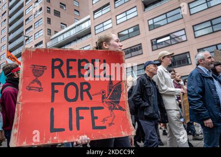 Klimademonstranten marschieren am 19. Juni 2022 durch die Stadt Rotterdam, Niederlande. (Foto von Oscar Brak/NurPhoto) Stockfoto