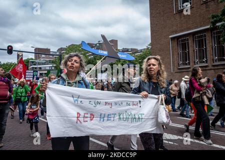 Klimademonstranten marschieren am 19. Juni 2022 durch die Stadt Rotterdam, Niederlande. (Foto von Oscar Brak/NurPhoto) Stockfoto