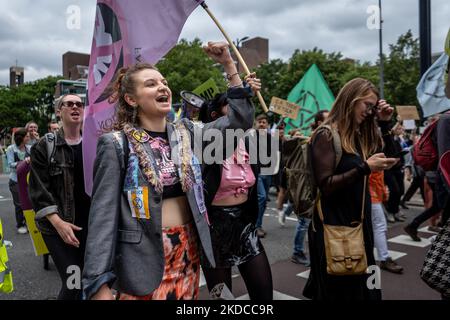 Klimademonstranten marschieren am 19. Juni 2022 durch die Stadt Rotterdam, Niederlande. (Foto von Oscar Brak/NurPhoto) Stockfoto