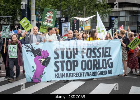 Klimademonstranten marschieren am 19. Juni 2022 durch die Stadt Rotterdam, Niederlande. (Foto von Oscar Brak/NurPhoto) Stockfoto