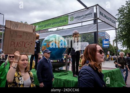 Klimademonstranten marschieren am 19. Juni 2022 durch die Stadt Rotterdam, Niederlande. (Foto von Oscar Brak/NurPhoto) Stockfoto