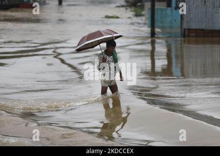 Die Menschen versuchen zu überleben, während Monsunregen riesige Gebiete des Landes überschwemmte und am 20. Juni 2022 Millionen von Häusern im Gebiet Companiganj in Sylhet, Bangladesch, unter Wasser ließen. Mindestens 26 weitere Menschen sind bei Monsun-Überschwemmungen und Blitzeinschlägen in Indien ums Leben gekommen, während Millionen im Land und im benachbarten Bangladesch weiterhin unter Maroonat waren, sagten die Behörden am 20. Juni. (Foto von Syed Mahamudur Rahman/NurPhoto) Stockfoto