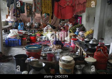 Am 20. Juni 2022 verlassen Menschen ihr Haus nach einem Sturzflut im Gebiet Compamiganj in Sylhet, Bangladesch. Mindestens 26 weitere Menschen sind bei Monsun-Überschwemmungen und Blitzeinschlägen in Indien ums Leben gekommen, während Millionen im Land und im benachbarten Bangladesch weiterhin unter Maroonat waren, sagten die Behörden am 20. Juni. (Foto von Syed Mahamudur Rahman/NurPhoto) Stockfoto