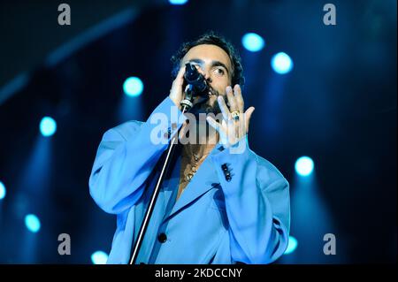 Marco Mengoni singt auf der Bühne-milan san siro während des italienischen Sängermusikkonzerts Marco Mengoni am 19. Juni 2022 im San Siro Stadion in Mailand, Italien (Foto: Samantha Palazzini/LiveMedia/NurPhoto) Stockfoto